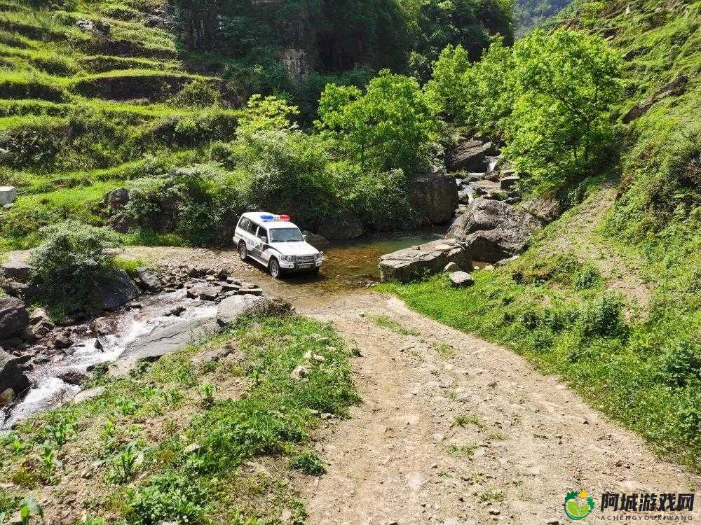 抱着妈妈路上颠簸：崎岖山路，爱的传递